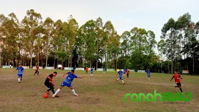 4 Tim adu kekuatan rebutkan Piala Gubernur Riau Daihatsu Teacher Super League di lapangan UNILAK